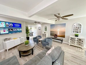 Fernseher, Videospiele, Bücher, Arbeitsbereiche