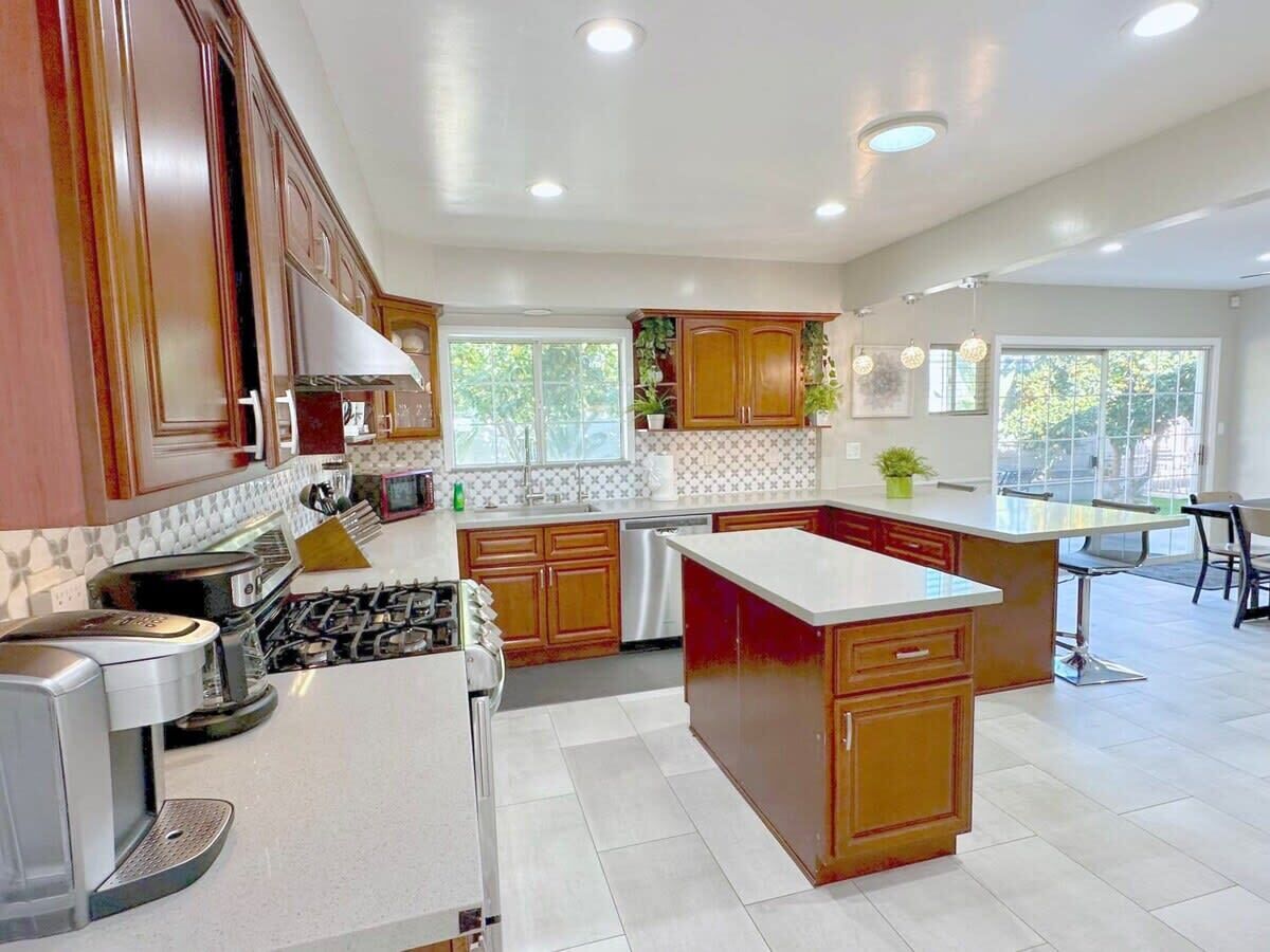 Geladeira, micro-ondas, fogão, cooktop