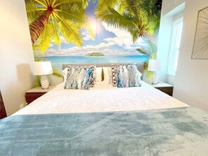 5 dormitorios, escritorio, tabla de planchar con plancha y cuna de viaje