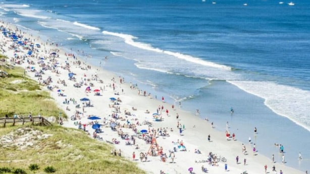 A beach with people, a wooden fence, and a clear sky. - *Update * New Game Room, near Navy Base and Beach! (Atlantic Beach)