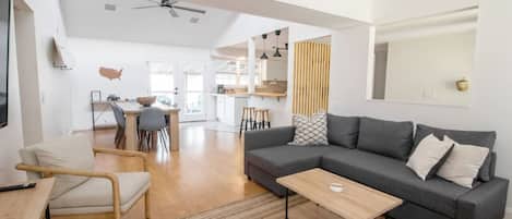 Smart TV, fireplace