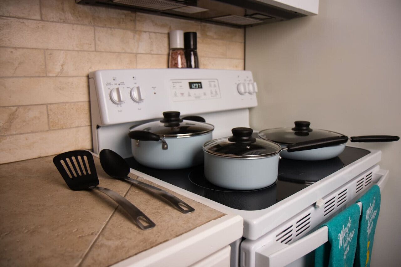 Refrigerador, microondas, horno y parrilla de estufa 