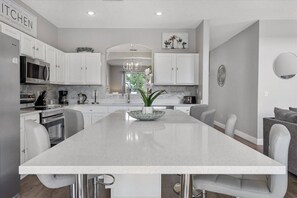 Microwave, dishwasher, high chair - 6 Bedrooms / 4.5 Bathrooms Seasons (1270 SB) (Kissimmee)