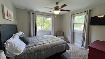 3 chambres, bureau, fer et planche Ă repasser, lit parapluie