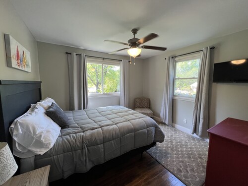 3 BR renovated home, near downtown Raleigh, privacy fenced backyard!