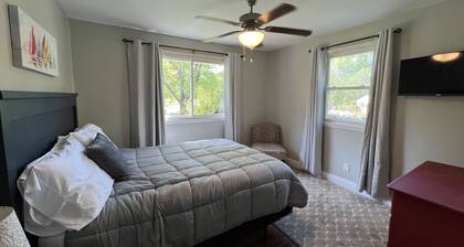 3 BR renovated home, near downtown Raleigh, privacy fenced backyard!