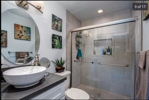 Combined shower/tub, towels