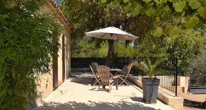 An escapade in Provence lulled by birdsong.<br>House 63m2