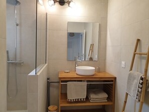 Douche, sèche-cheveux, serviettes fournies