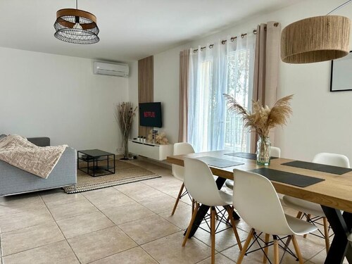 An escapade in Provence lulled by birdsong.<br>House 63m2