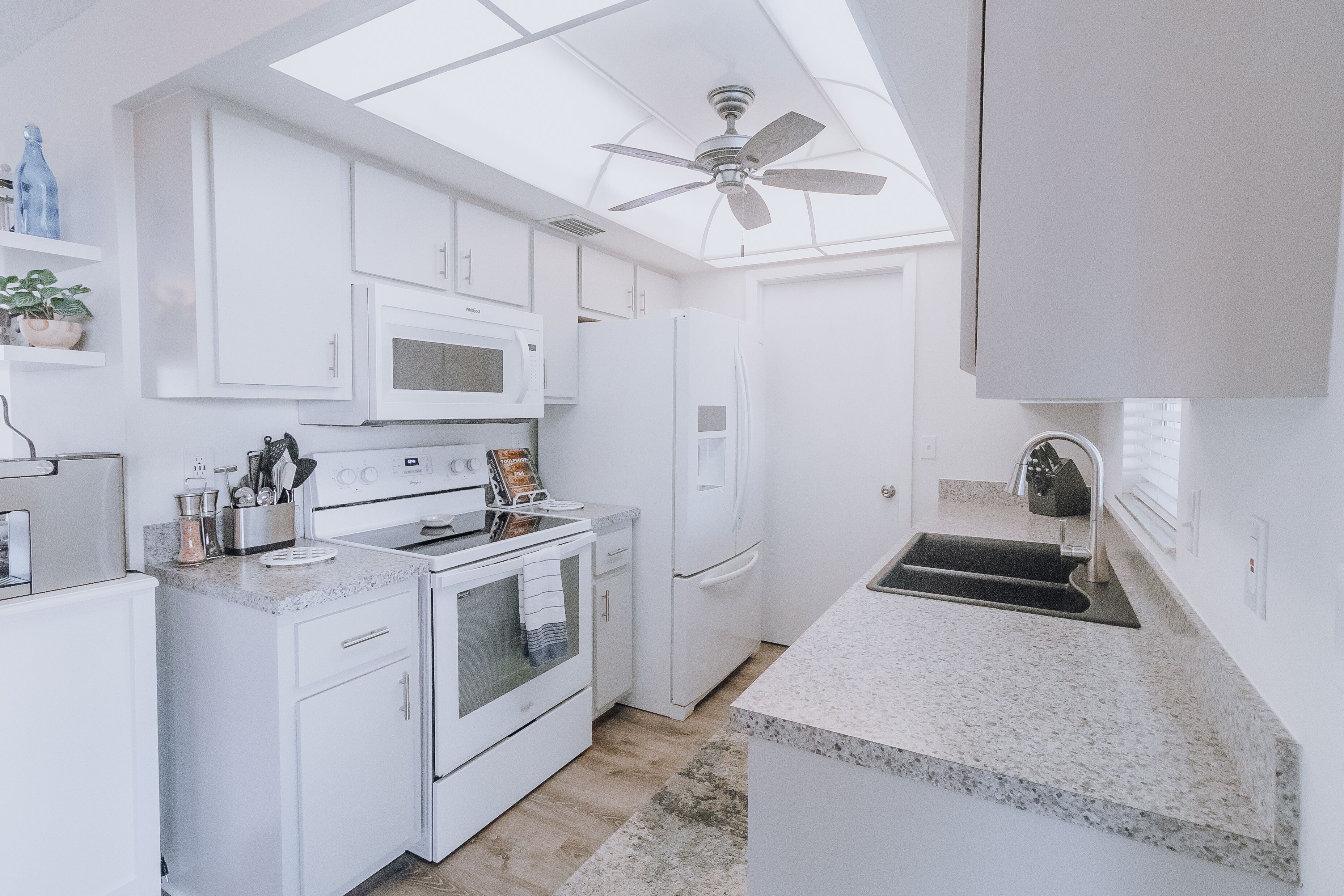 Frigorífico, microondas, horno y placa de cocina