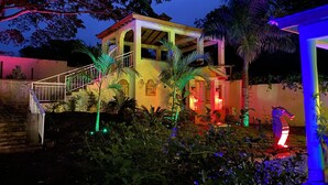 Uma casa de dois andares com varanda e escada.