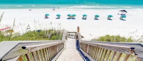 In Strandnähe, Liegestühle, Strandtücher