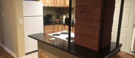 ثلاجة، ميكروويف، فرن، موقد طهي مسطح