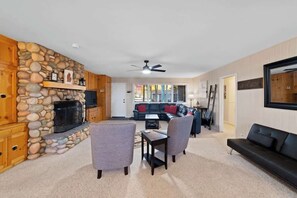 Télévision, cheminée, espaces bureaux