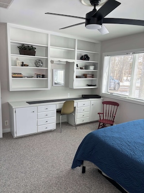 3 bedrooms, iron/ironing board, travel crib, WiFi - Hilltop Home with Torch Lake Views (Bellaire)
