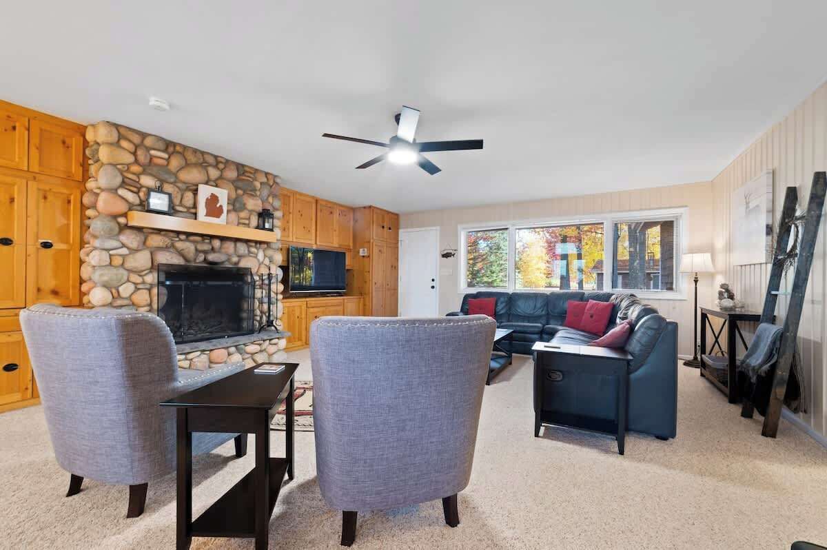 TV, peis og kontorer