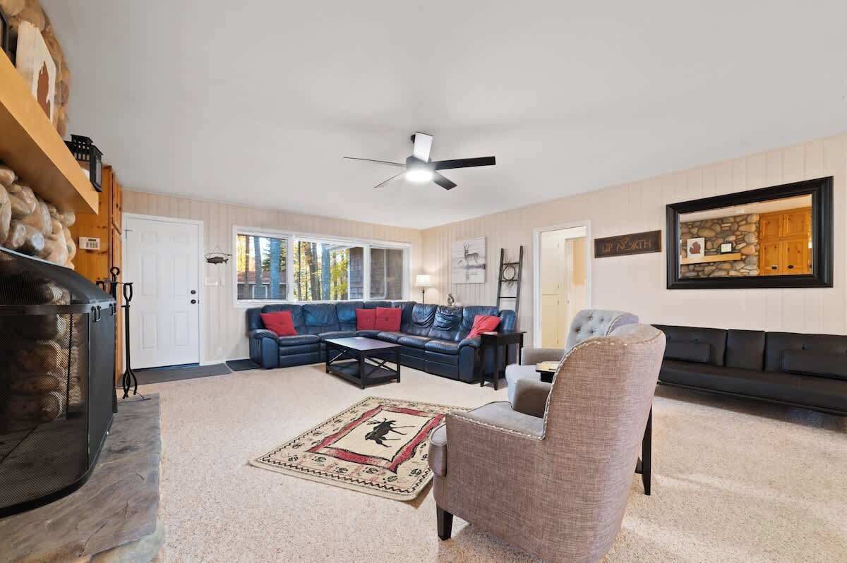 Télévision, cheminée, espaces bureaux