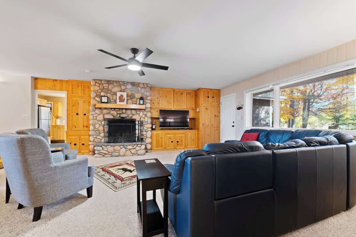 TV, peis og kontorer