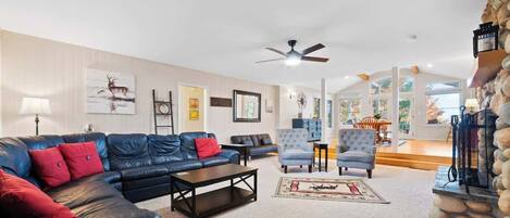 Televisión, chimenea y oficina