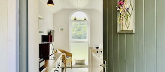 1 Bed Cottage - Sleeps 2 - Parking - Wifi