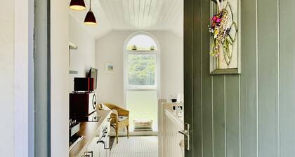 1 Bed Cottage - Sleeps 2 - Parking - Wifi