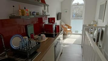 Cottage | Private kitchen | Fridge, microwave, oven, stovetop
