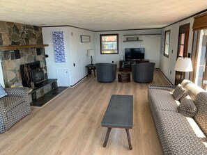 Smart TV, chimenea, futbolito y tenis de mesa 