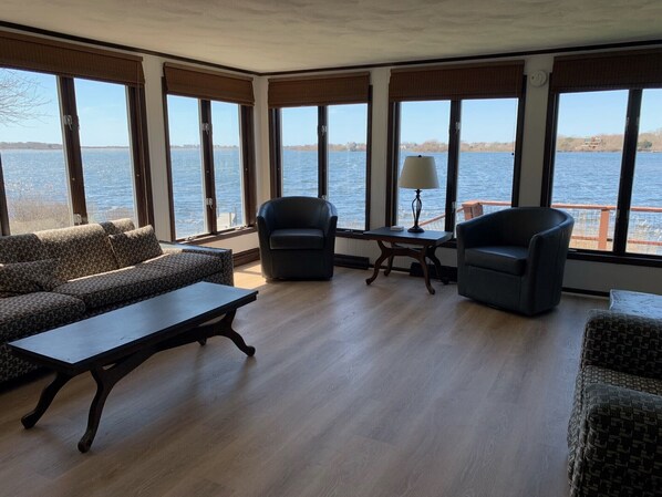 TV connectée, cheminée, baby-foot, table de tennis de table