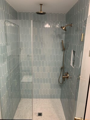 Badewanne, Handtücher, Toilettenpapier