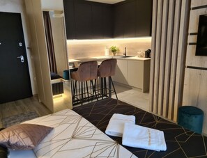 WiFi, bed sheets, wheelchair access
