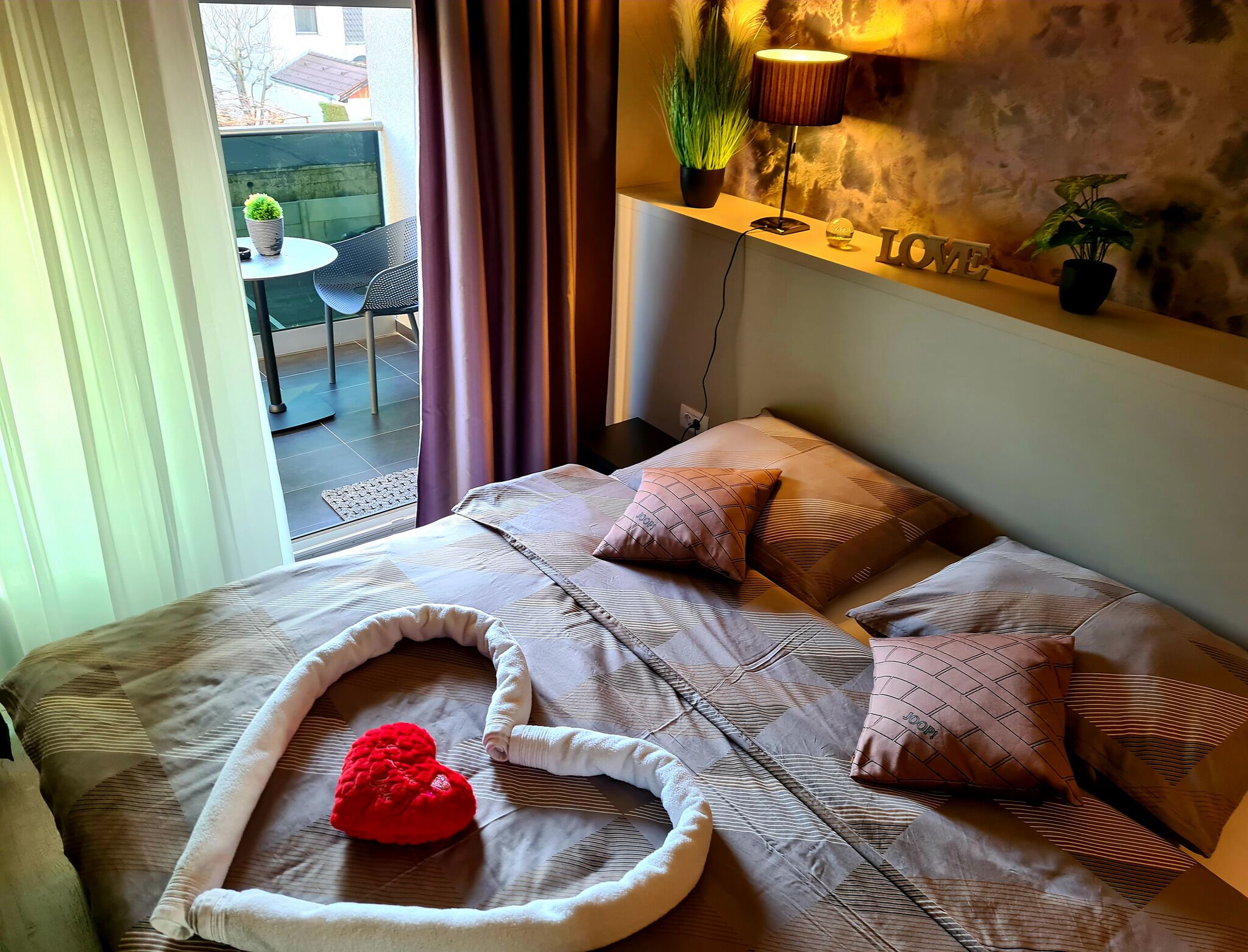 WiFi, bed sheets, wheelchair access