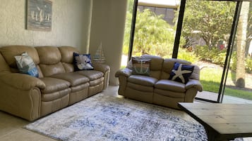 Smart-TV, DVD-Player, Tischtennisplatte, BĂŒcher