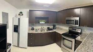 Een microgolfoven, een oven, een koffiezetapparaat/waterkoker