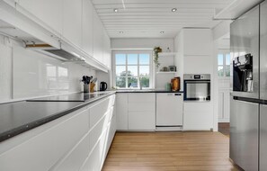 Kjøleskap, ovn, kokeplater og oppvaskmaskin