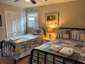 4 chambres, fer et planche à repasser, lit de bébé portatif