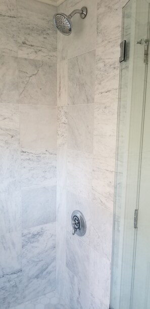 Ensemble douche/baignoire, sèche-cheveux, papier toilette