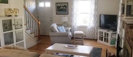 Smart TV, DVD player, table tennis, books