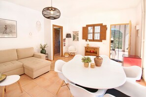 Smart-tv, een open haard en boeken