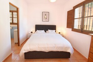 4 bedrooms, iron/ironing board, free WiFi, bed sheets