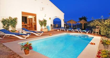 Villa Roble – Magnificent Villa for 8 People, HEATED POOL & Pet Friendly