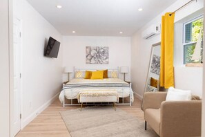 1 bedroom, desk, iron/ironing board, free WiFi - Cozy Casita w King Bed & private patio. (Miami)