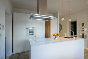 Geladeira, micro-ondas, fogão, lava-louças