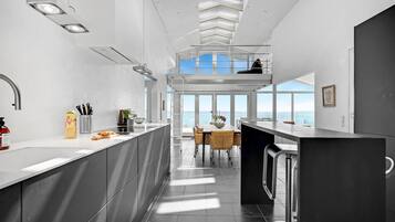 Fridge, dishwasher, coffee/tea maker