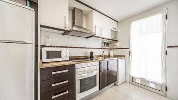 Jääkaappi, uuni, liesi, astianpesukone