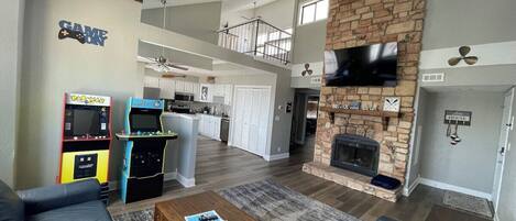 Smart TV, chimenea y videojuegos