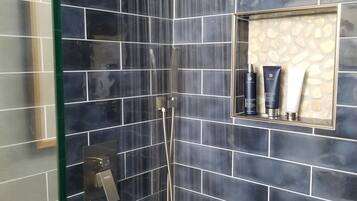 Douche, sĂšche-cheveux, serviettes fournies, papier toilette