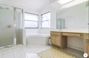 Combined shower/tub, jetted tub, hair dryer, towels