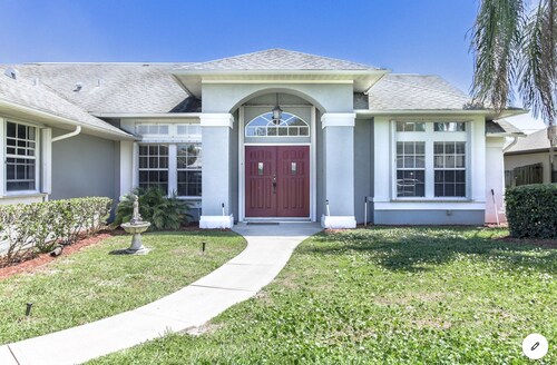Serene and Beautiful Villa with Pool in Palm Bay