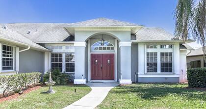 Serene and Beautiful Villa with Pool in Palm Bay